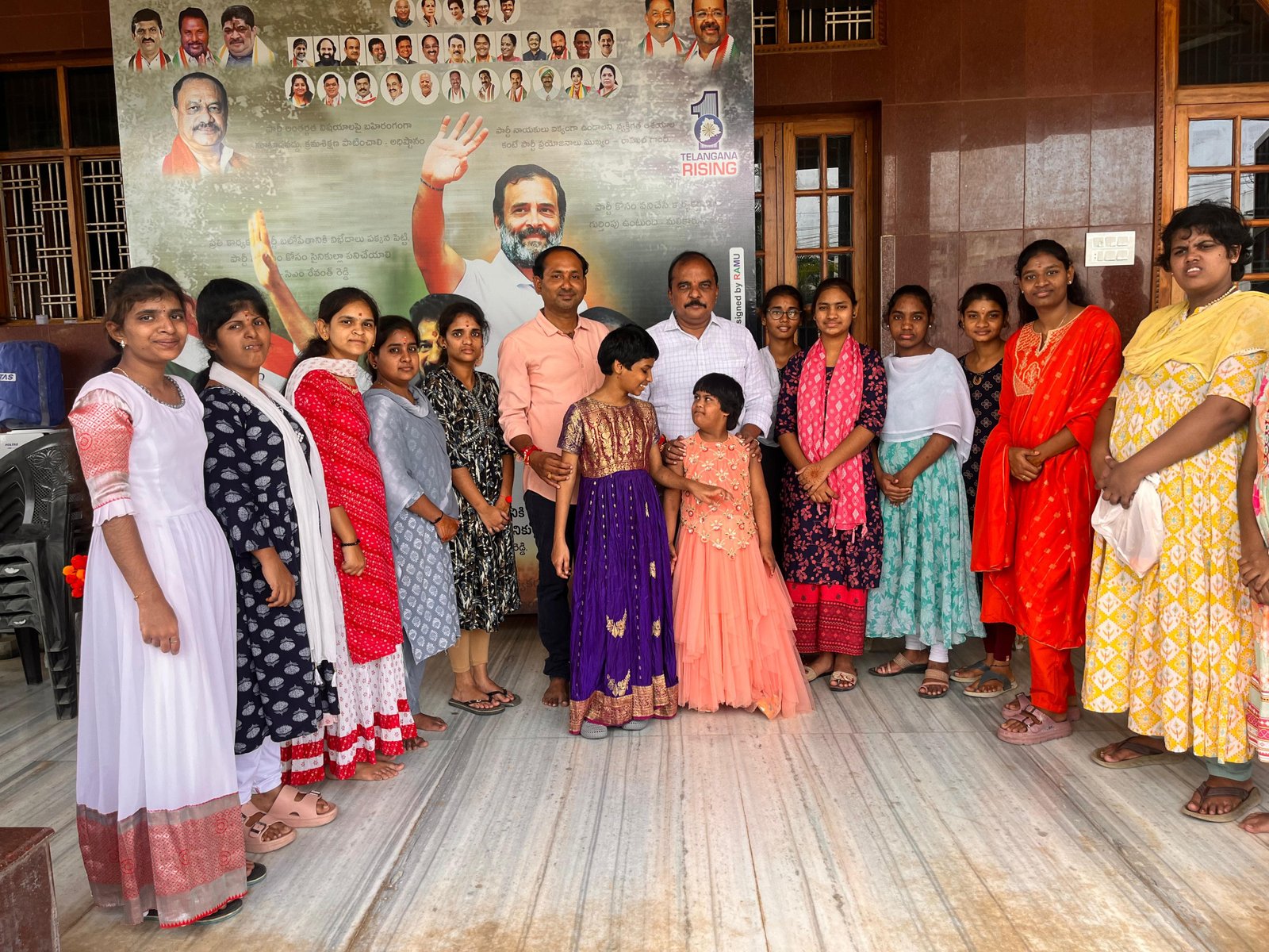 హనుమకొండ డీసీసీ అధ్యక్షులు ఇనగాల వెంకట్రామ్ రెడ్డికి రాఖీ కట్టిన చిన్నారులు